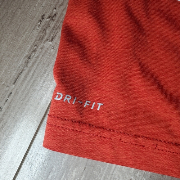 Nike Dri-Fit Boys Red and Black Swoosh Logo Graphic Tee Size 18m - Picture 4 of 9